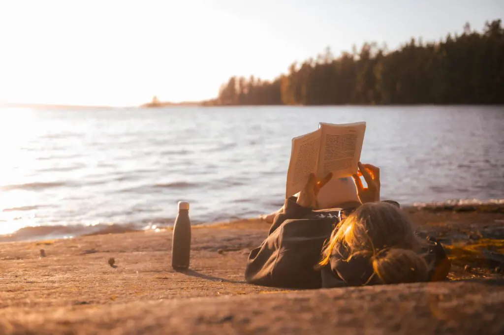 lezen aan het strand