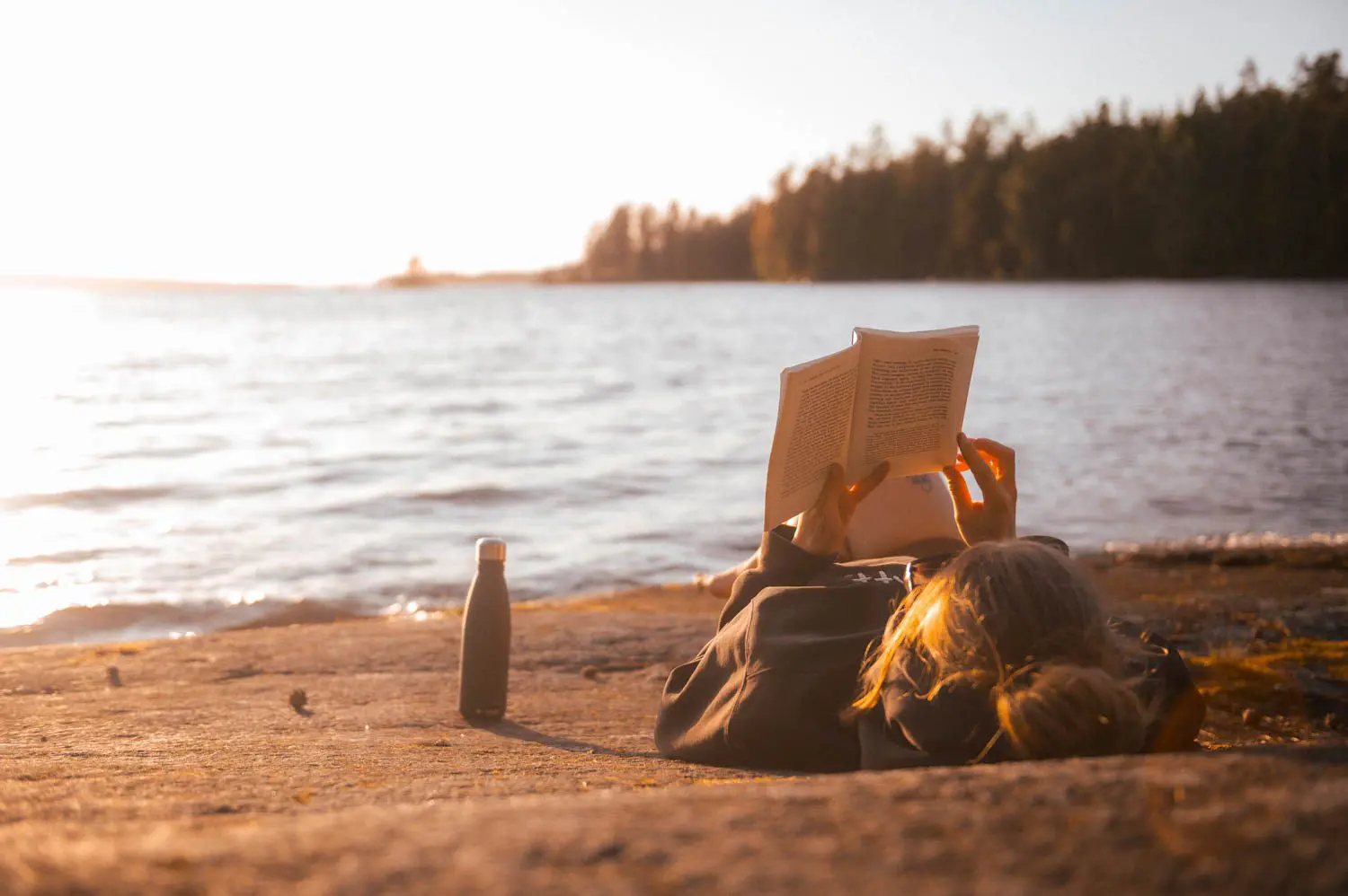lezen aan het strand