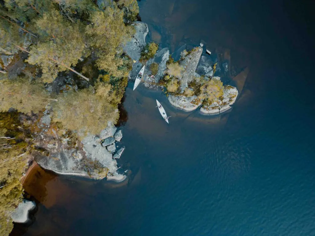 kano's bij eilandje / canoes on swedish island