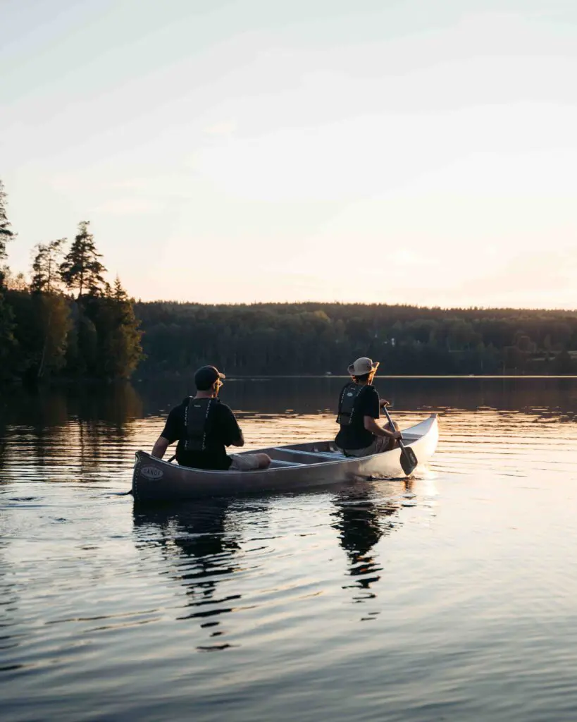 twee mensen in een kano / Two people in a canoe