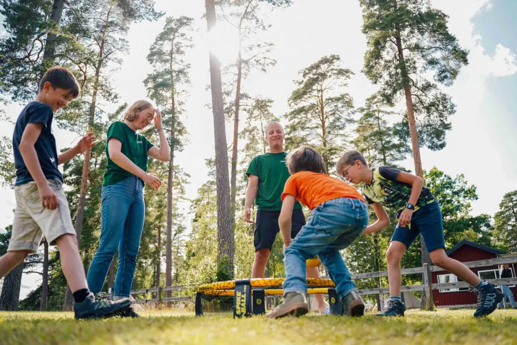 Des participants qui s'amusent avec les rangers lors du Canoë Trip Famille.