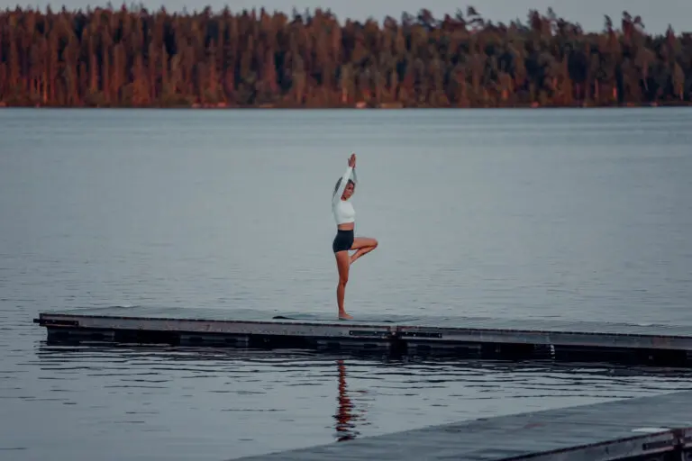 Une participante qui pratique le yoga pendant son voyage en Suède.