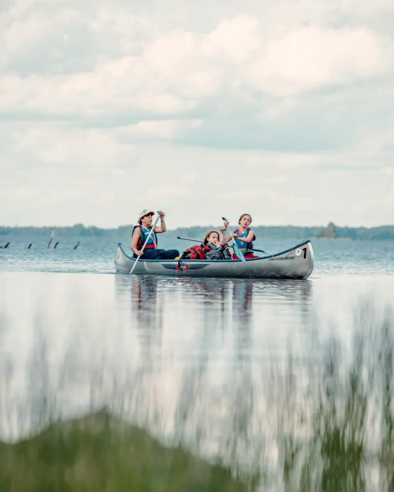 Une famille qui participe au Canoë Trip Famille en Suède.