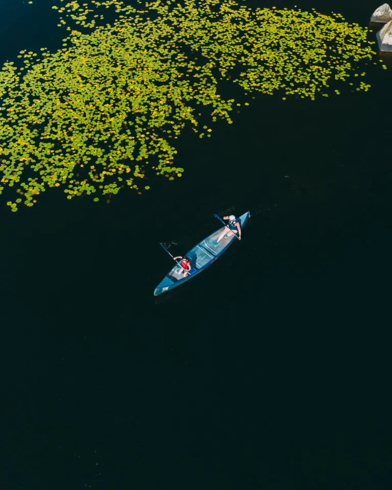 Une photo prise par un drone de deux participants du Canoë Trip en Suède.