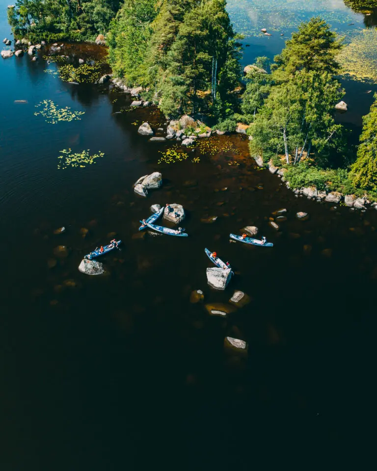 Une photo prise par un drone d'une équipe d'aventuriers en Suède lors du Canoë Trip.