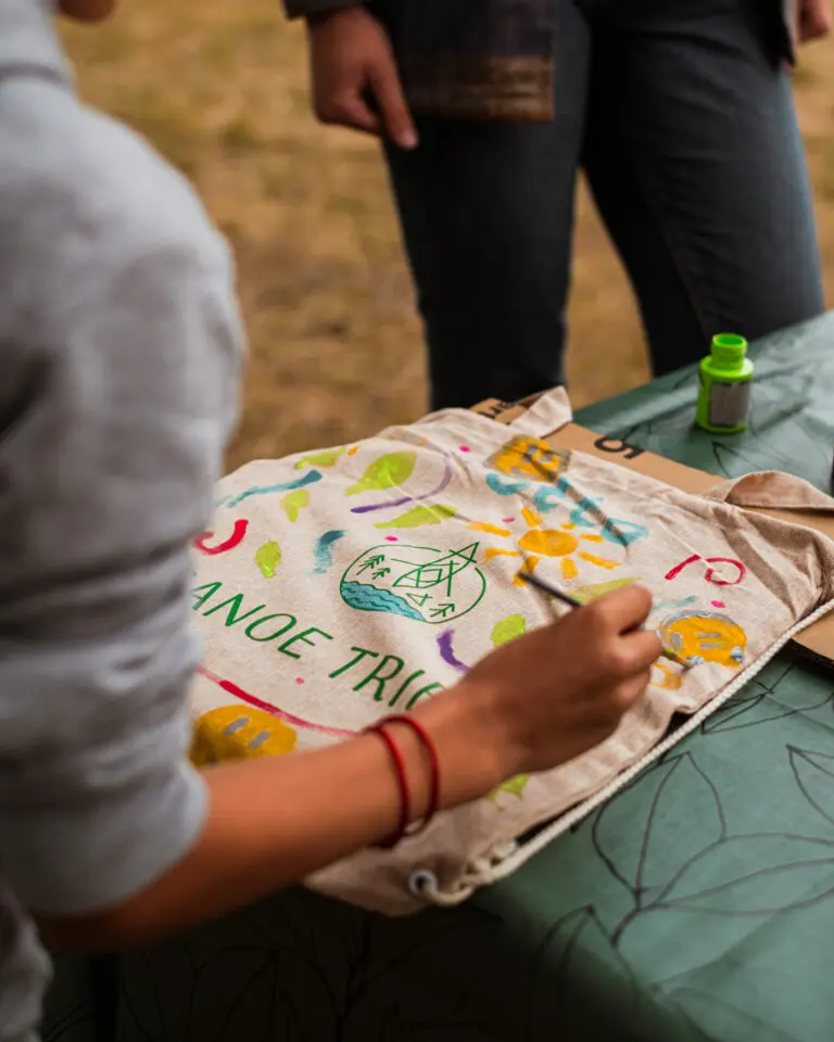 Atelier de design de totebag, l'une des activités du Canoë Trip Famille.