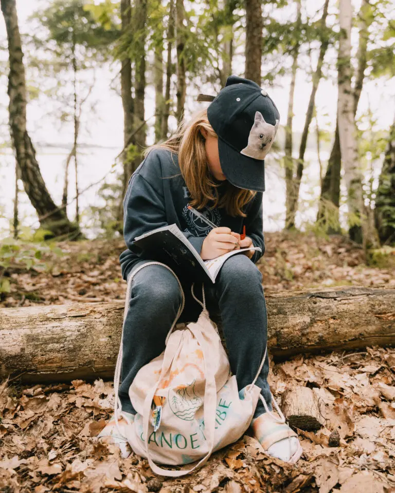 Un enfant qui participe au Canoë Trip en Suède.