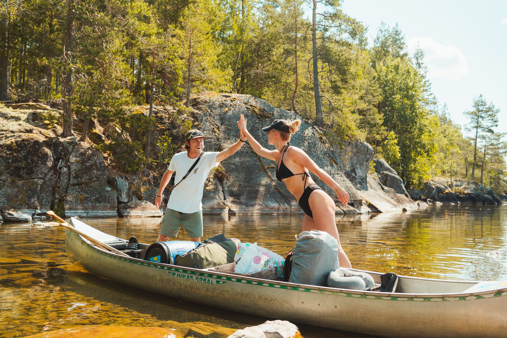Two happy friends doing The Canoe Trip kanotocht zweden