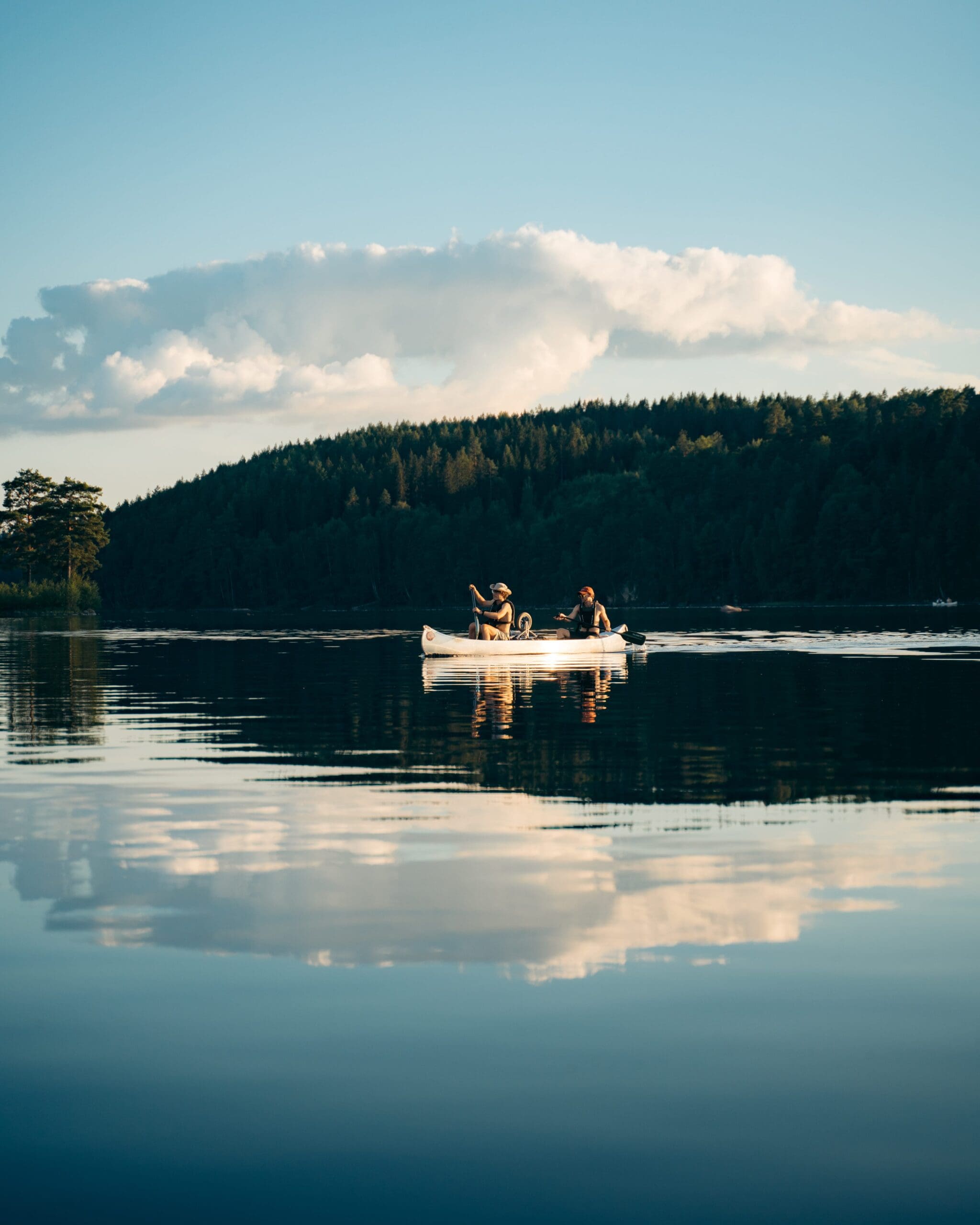 Kanu auf dem Wasser während des Sonnenuntergangs in Schweden