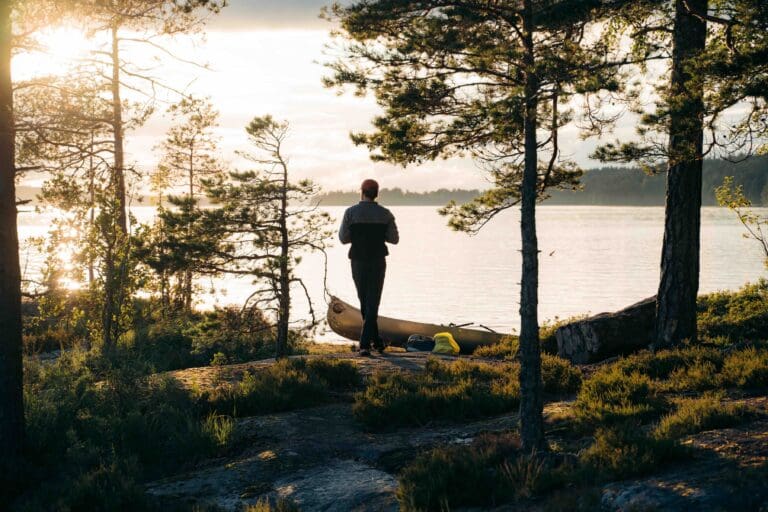 Un homme au coucher du soleil dans la forêt.