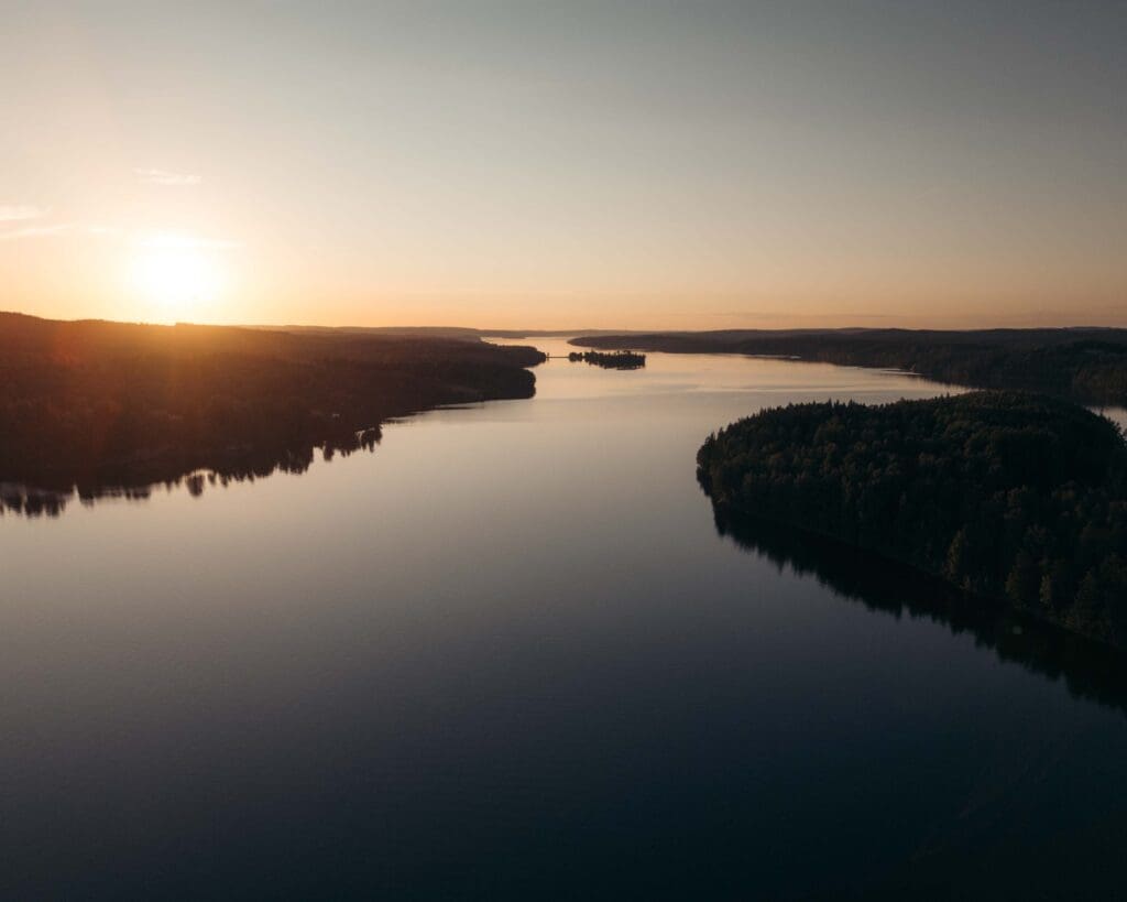 Plan aérien avec un lever de soleil en drone