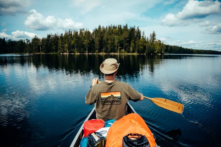 homme dans un canoë